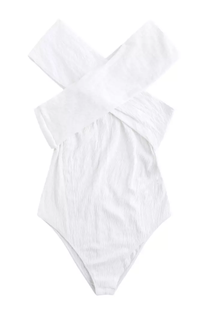 Monokini bianco con la scollatura incrociata di moda per l'estate 2018 Bianco e dalla scollatura incrociata, il monokini di tendenza per l'estate 2018