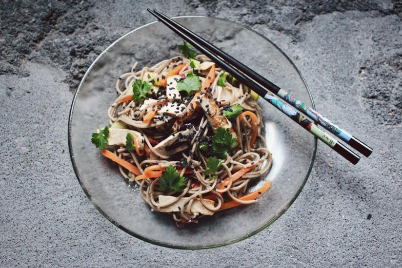 Noodles di Konjac con verdure Spaghetti di Konjac in versione vegetariana