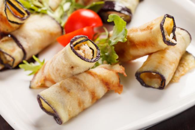Involtini di melanzane grigliate con ricotta e uvetta Ricetta involtini melanzane grigliate ricotta e uvetta