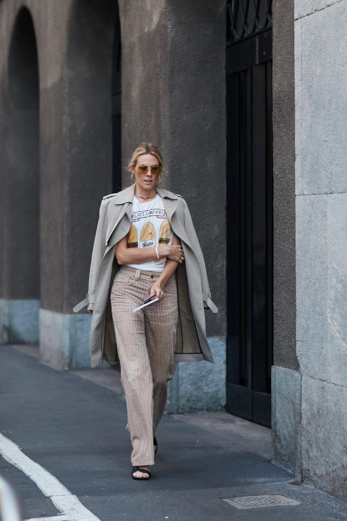 Trench nude abbinato a t-shirt basica e pantaloni T-shirt stampata indossata con pantaloni a gamba larga e trench