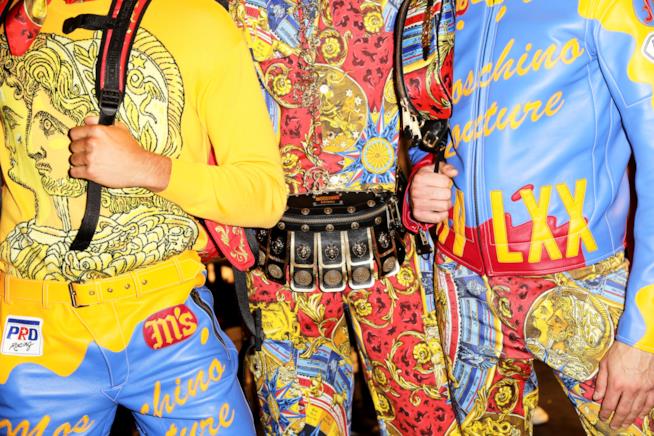La collezione Moschino autunno inverno 2019 2020 ispirata a Fellini Tre modelli che indossano la collezione Moschino autunno inverno 2019 2020 ispirata a Fellini