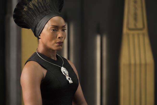 Angela Bassett, protagonista di 9-1-1, nel nuovo film Marvel Black Panther Angela Bassett in un'immagine da Black Panther