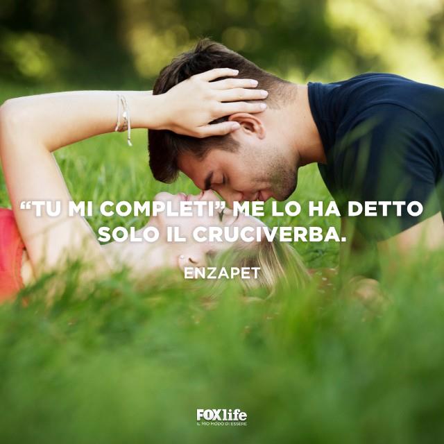 Frase divertente amore Coppia sul prato