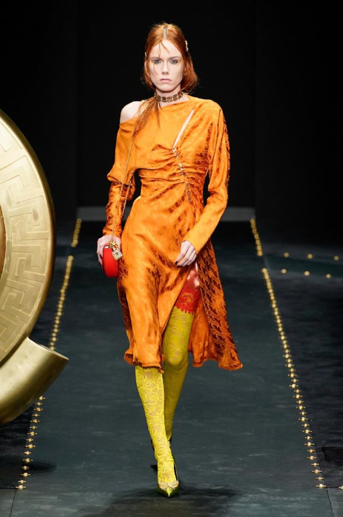 I colori ultra vitaminici di Versace Arancione e giallo in passerella da Versace