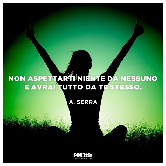 Citazione Serra Ragazza seduta con le braccia alzate