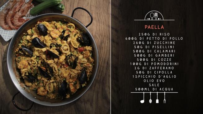 Paella con piselli, zucchine, pollo, pesce e crostacei Paella tradizionale