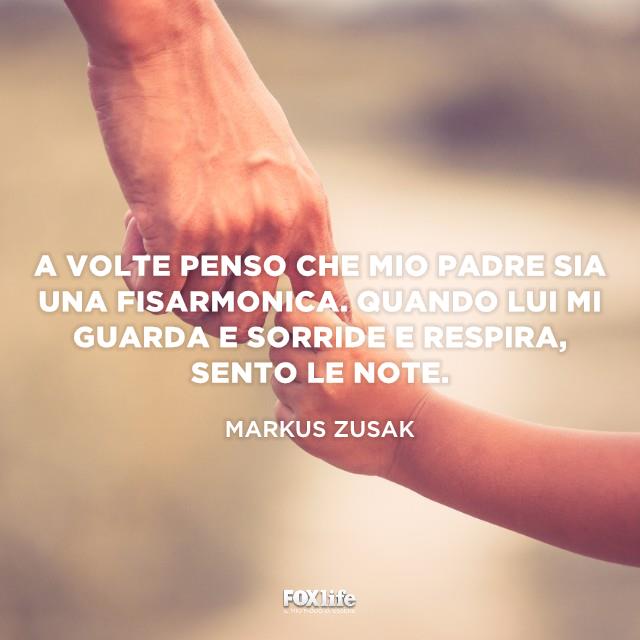Frasi festa del papà: i padri Mani di padre e figlia