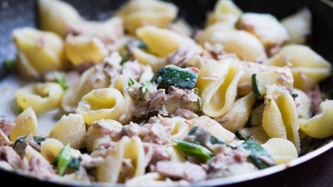 Pasta fredda zucchine e tonno Pasta fredda zucchine marinate e tonno
