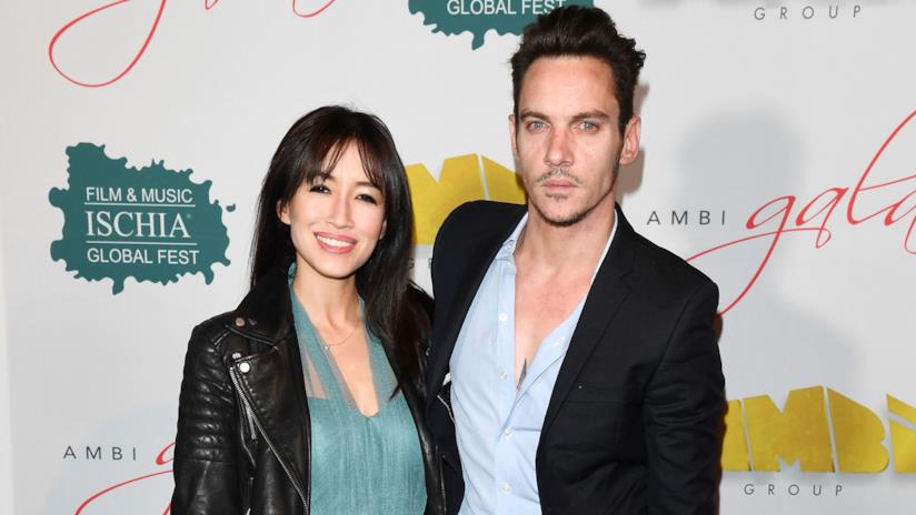 Jonathan Rhys-Meyers e la reazione all'aborto della moglie Mara Lane Primo piano di Jonathan Rhys-Meyers e sua moglie Mara Lane