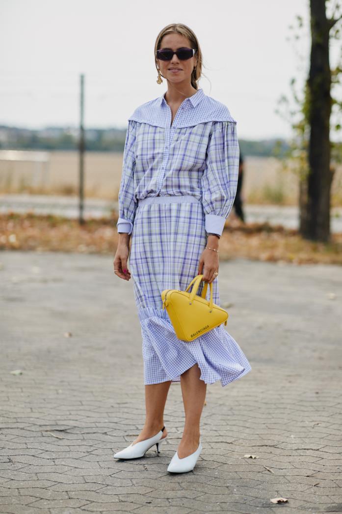 Abito dalle stampe colorate e slingback con tacco mini Chemisier stampato e slingback