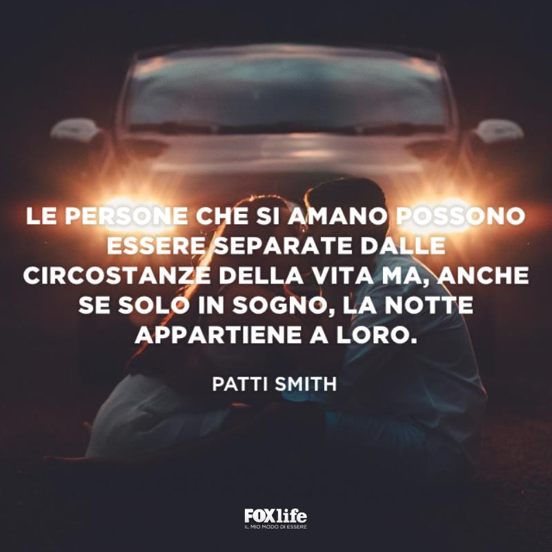 Frase Patty Ragazzo e ragazza si baciano al tramonto