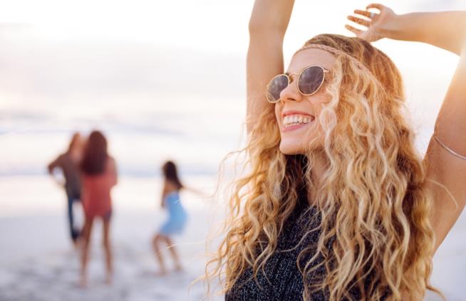 Ragazzi hippy sulla spiaggia a Ibiza Festa hippy sulla spiaggia a Ibiza