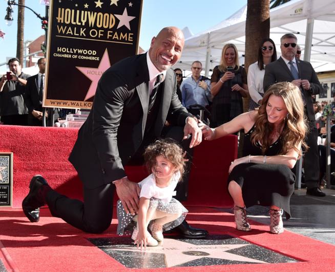 Dwayne Johnson sulla Walk of Fame insieme alla sua famiglia Dwayne Johnson sulla Walk of Fame