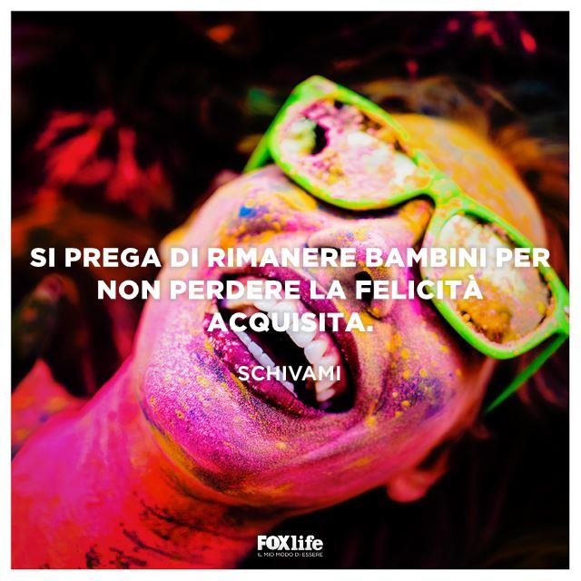 Frase Schivami Ragazza che sorride con il volto colorato
