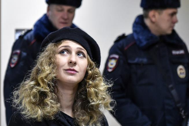 Una delle ragazze delle Pussy Riot arrestate in Crimea Una ragazza, componente delle Pussy Riot, e due poliziotti