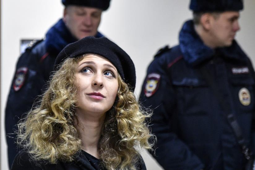 Una delle ragazze delle Pussy Riot arrestate in Crimea Una ragazza, componente delle Pussy Riot, e due poliziotti