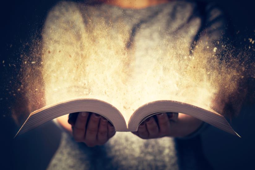 Frasi di Antoine de Saint-Exupéry Bambina con un libro aperto tra le mani