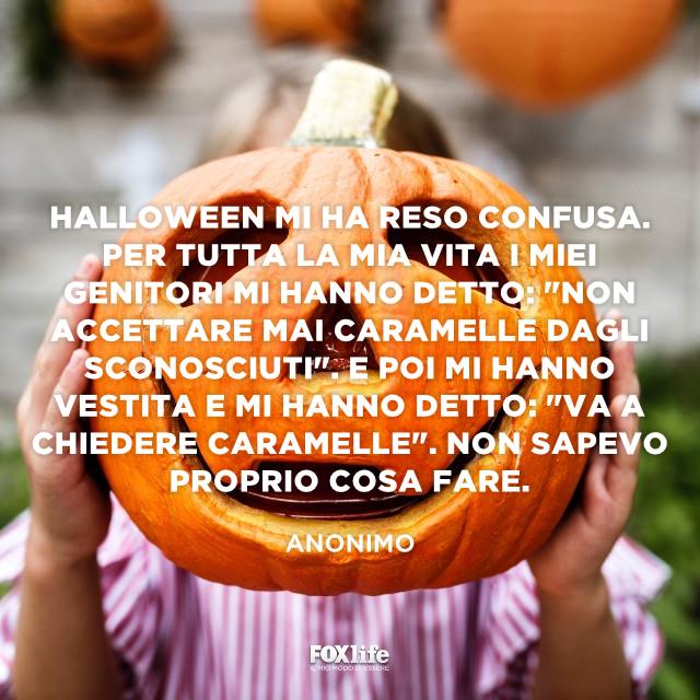 Battuta su Halloween Bambina con una grande zucca