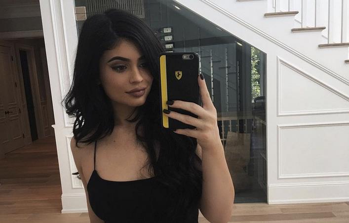 Le migliori pose di Instagram Kylie Jenner posa allo specchio