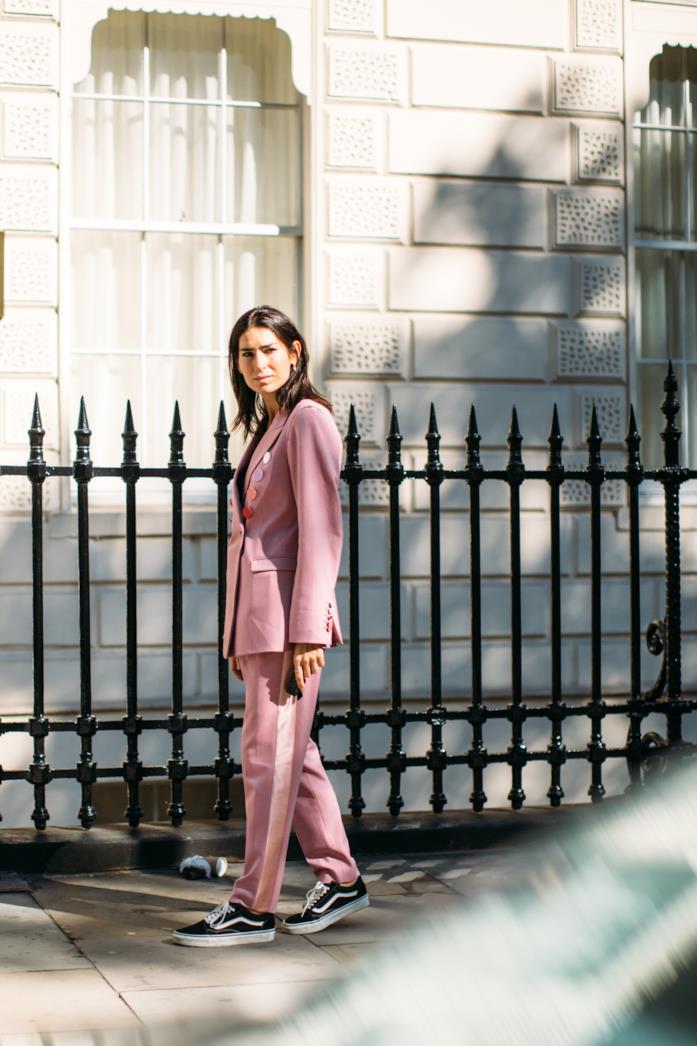 Tailleur rosa Street style: tailleur rosa e vans nere