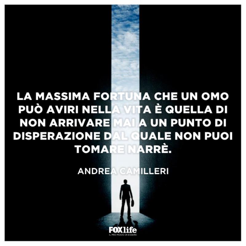Frase sul punto di non ritorno Uomo davanti a una porta aperta