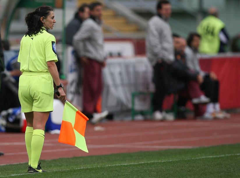 Violenza e insulti sessisti: il lato nero del calcio dilettantistico Una guardalinee donna