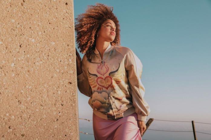 Stella McCartney x Taylor Swift: tutto sulla nuova collezione fashion Bomber Stella McCartney x Taylor Swift