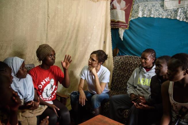 Victoria Beckham vola in Kenya per aiutare le popolazioni locali Victoria Beckham in Kenya