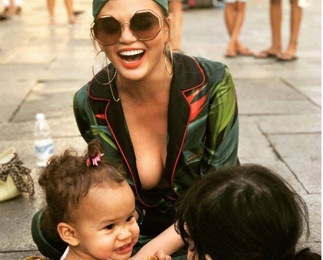 Chrissy Teigen con la figlia Luna a Venezia Chrissy Teigen e Luna Stevens