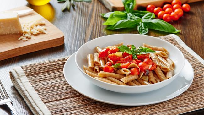 Pasta alla crudaiola: la ricetta della versione fredda con basilico e pomodorini Pasta alla crudaiola