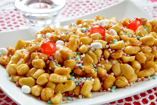 Struffoli con miele e confetti colorati Struffoli fritti con miele
