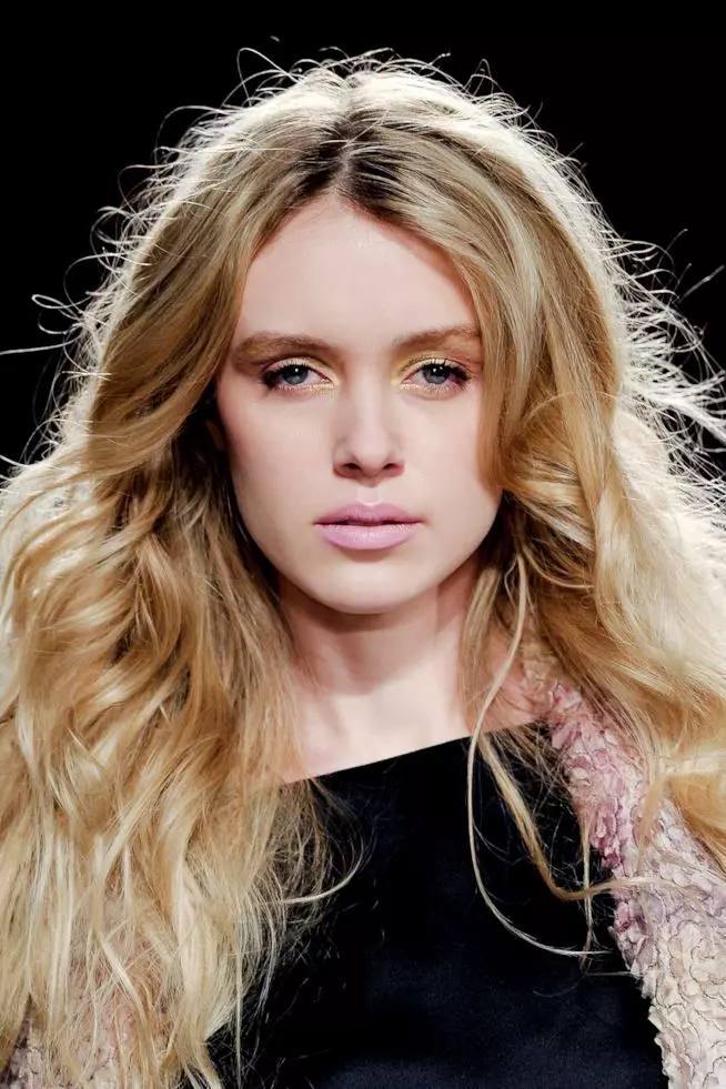 Capelli mossi Capelli lunghi biondi