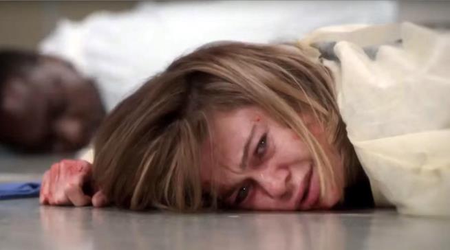 Meredith Grey vivrà una nuova tragedia al ritorno di Grey's Anatomy 12 Meredith Grey a terra ferita in una scena del prossimo episodio di Grey's Anatomy 12