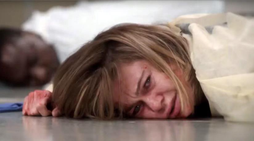 Meredith Grey vivrà una nuova tragedia al ritorno di Grey's Anatomy 12 Meredith Grey a terra ferita in una scena del prossimo episodio di Grey's Anatomy 12