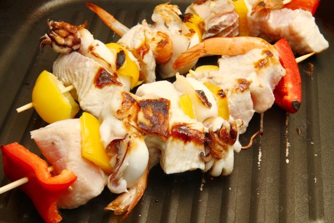 Spiedini di pesce con salsa all'arancia e pompelmo rosa Spiedini di pesce agli agrumi
