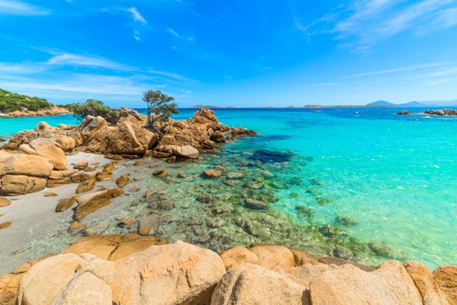 Spiaggia di Capriccioli nella Sardegna del nord Spiaggia di Capriccioli in Costa Smeralda nella Sardegna nord