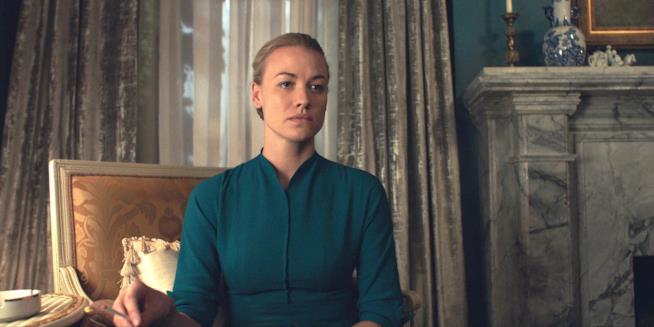 Yvonne Strahovski in The handmaid's tale Una scena di The handmaid's Tale con Serena Joy