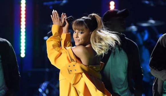 Frangia Ariana Grande La frangia piena di Ariana Grande