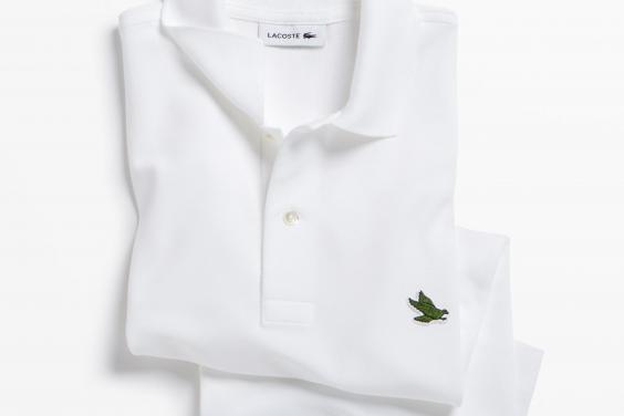 Uno dei nuovi simboli delle polo Lacoste Una polo Lacost con un nuovo simbolo ricamato