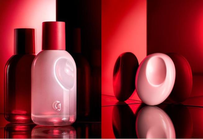 Glossier You eau de parfum e profumo solido Glossier Glossier You, fragranza di Glossier che si fonde sulla pelle per sapere di buono