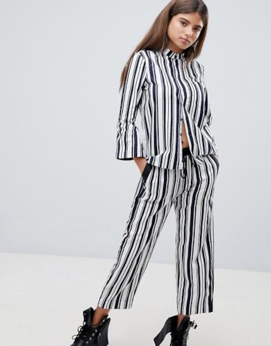 Pantaloni e camicia a righe in coordinato
