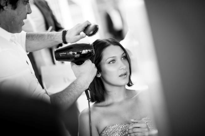 Tagli per l'estate: il long bob regna Bella Hadid durante un momento di hairstyle