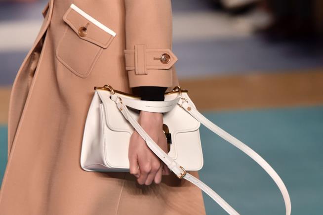 Storia e modelli trendy del cappotto cammello Un particolare di un cappotto cammello