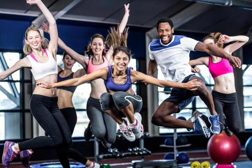Come allenarsi a casa Gruppo di ragazzi in palestra