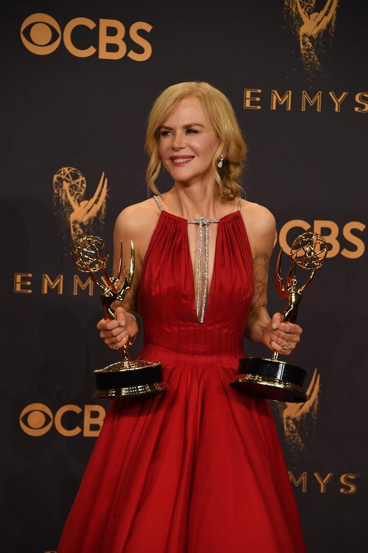 Nicole Kidman stringe sorridente i suoi due Emmy Nicole Kidman stringe raggiante i due Emmy vinti con Big Little Lies
