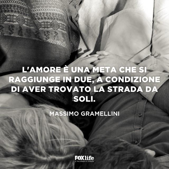 Citazione Gramellini Coppia seduta si tiene per mano