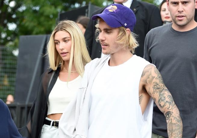Hailey Baldwin e Justin Bieber: lui le fa la serenata Hailey Baldwin e Justin Bieber