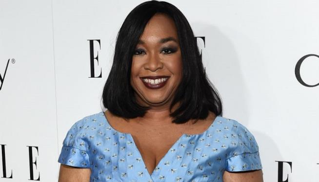 Shonda Rhimes ha dichiarato che odia le coppie romantiche sul piccolo schermo Una sorridente Shonda Rhimes