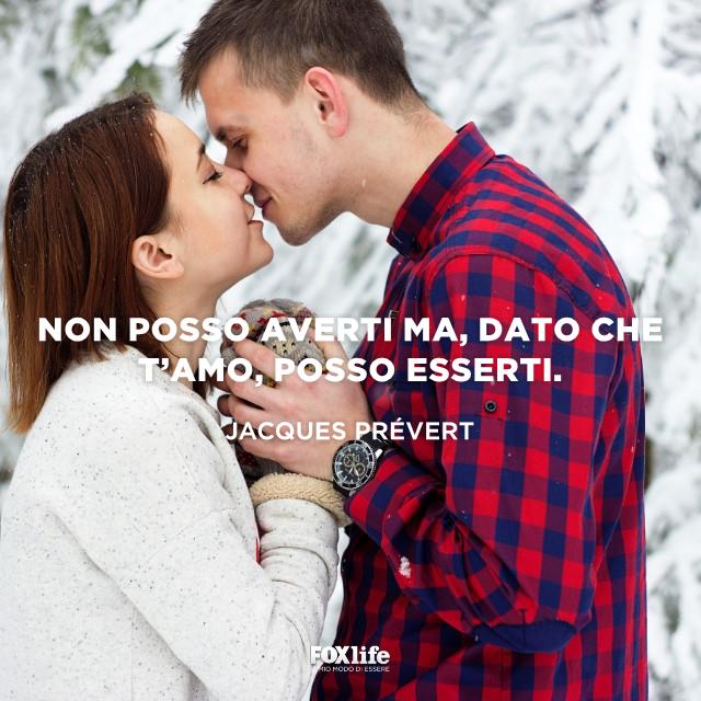 Frase Prevert sull'amore Coppia vicina a baciarsi