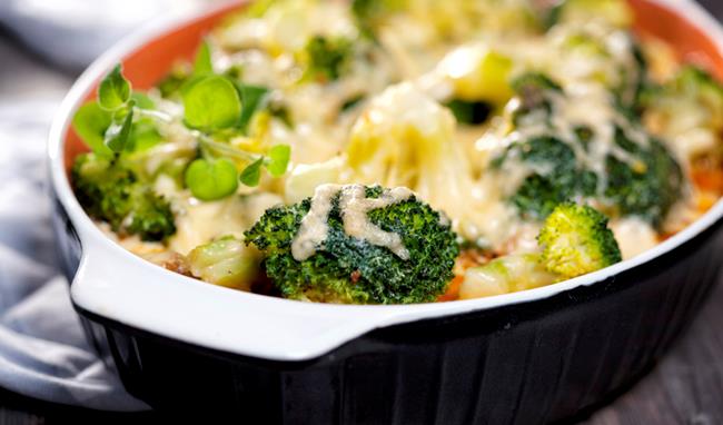 Broccoli gratinati: la ricetta al forno con la mozzarella e il parmigiano grattugiato Broccoli gratinati